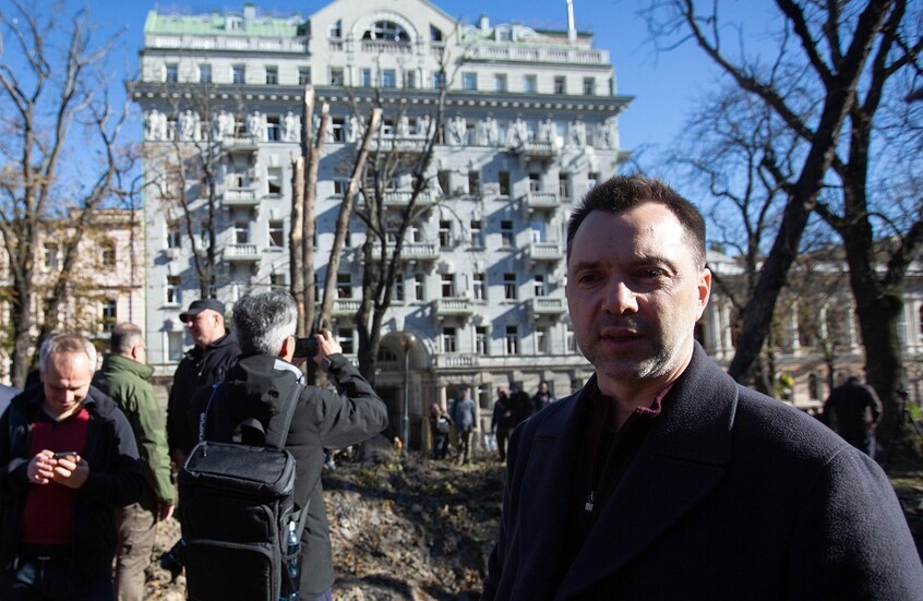 مستشار زيلينسكي السابق يدعو للتنازل عن 4 مقاطعات والقرم لروسيا دون اعتراف رسمي