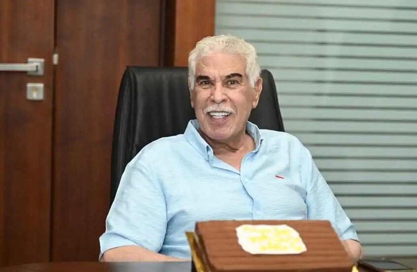 الخطيب يزور حسن شحاته في المشفى (صورة)