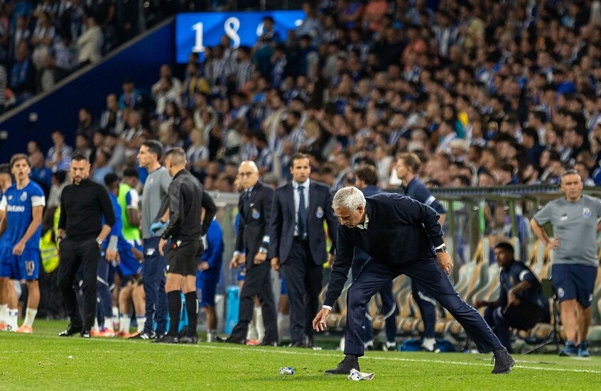 البطل يتحول إلى خائن..  استقبال عنيف لمورينيو في معقل بورتو (فيديو)