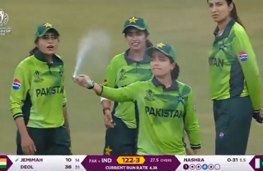 "بين الغش والسخرية".. بخاخ يشعل أزمة بين سيدات الهند وباكستان بالكريكيت (فيديو)