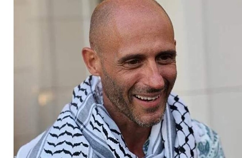 ناشط إيطالي يعتنق الإسلام بعد اعتقاله في إسرائيل (فيديو)