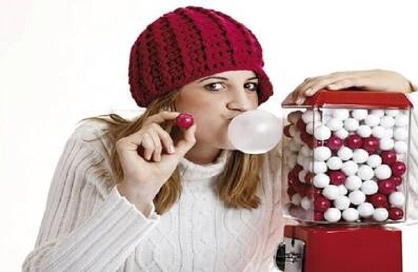 عالم كيمياء يحذر من خطورة العلكة على صحة الأطفال