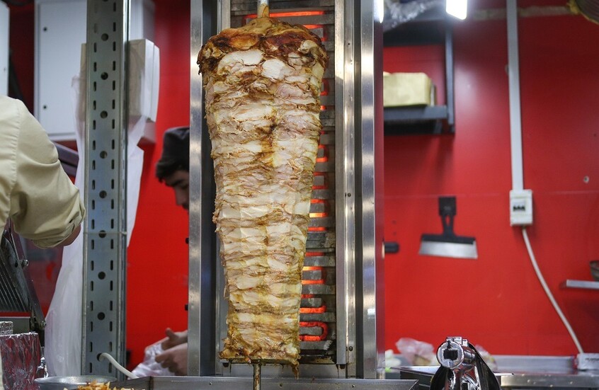 ضابط أوكراني يجبر جنودا على بناء كشك وبيع الشاورما فيه بدل الخدمة العسكرية