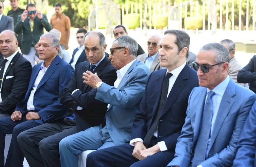 علاء مبارك ينشر لشقيقه جمال صورة لموقف "أعجبه" قرب ضريح السادات