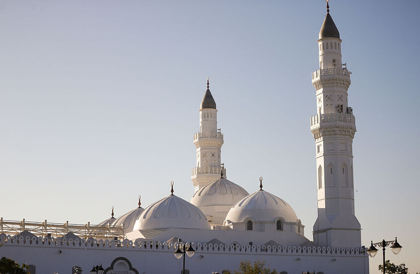 إشادة بقرار الملك سلمان فتح مسجد القبلتين على مدار الساعة