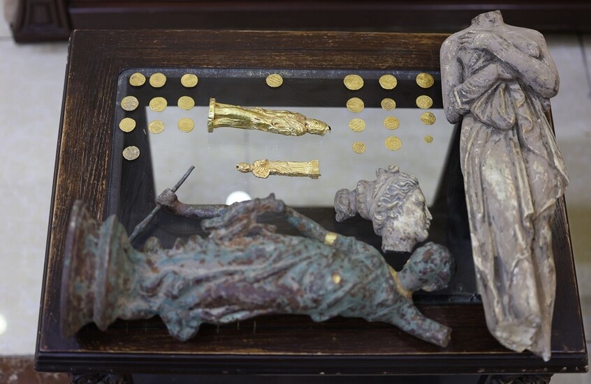 سوريا.. القبض على أشخاص يزاولون بيع وتهريب التحف والنقود الأثرية في ريف دمشق