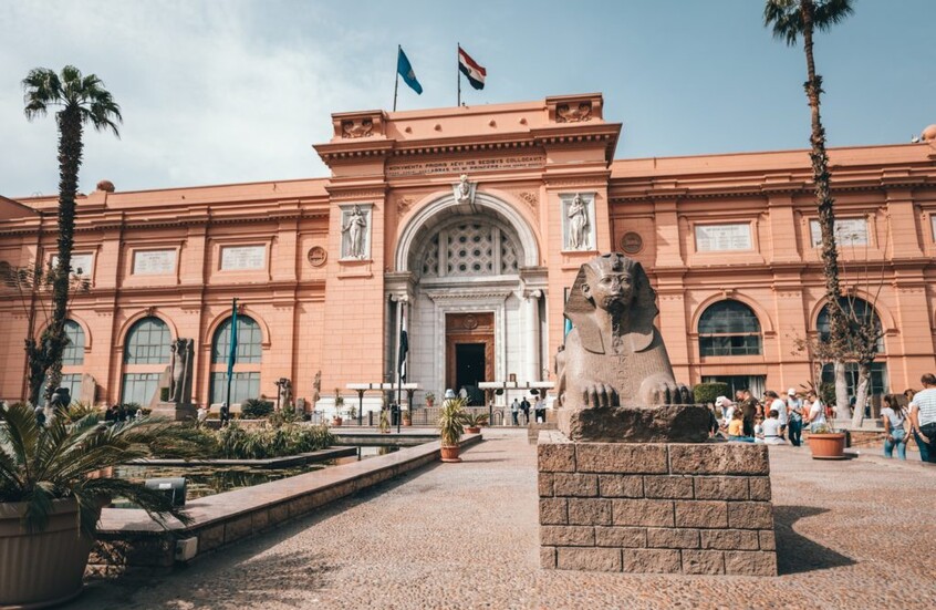 مصر.. قرار قضائي بشأن المتهمين بسرقة الأسورة الأثرية