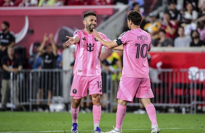 نجم آخر من "الجيل الذهبي" لبرشلونة يعلن اعتزاله (فيديو)