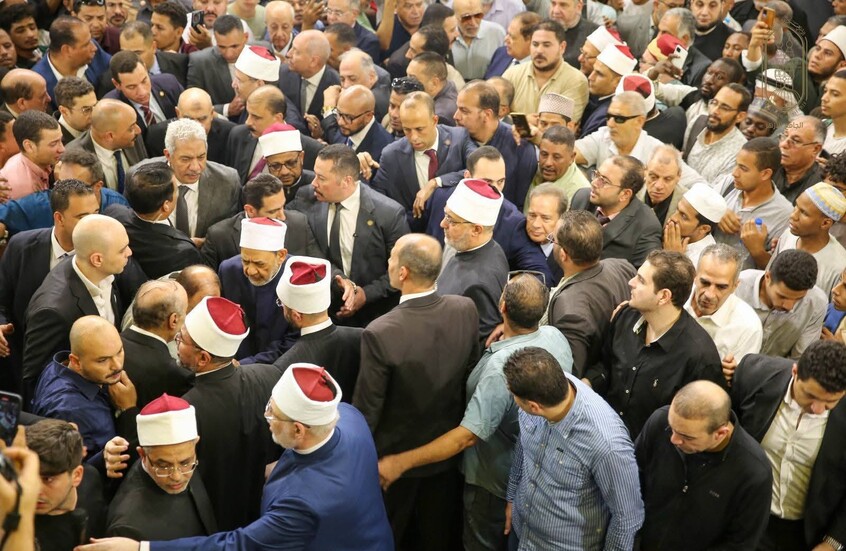 زحام مهيب حول شيخ الأزهر في مشهد وداع مؤثر (فيديو)