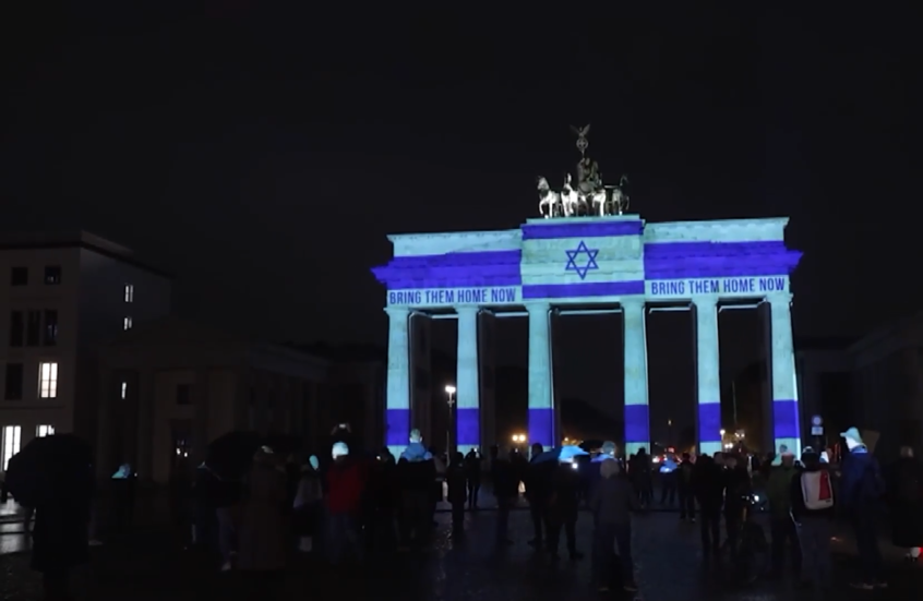 بوابة براندنبورغ في برلين تضيء بألوان العلم الإسرائيلي في ذكرى السابع من أكتوبر