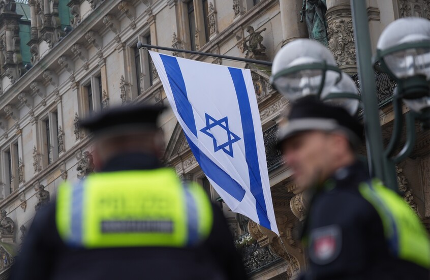 ألمانيا تنكس الأعلام بمناسبة ذكرى 7 أكتوبر وسط اشتباكات مع مؤيدين لفلسطين (صور+ فيديوهات)