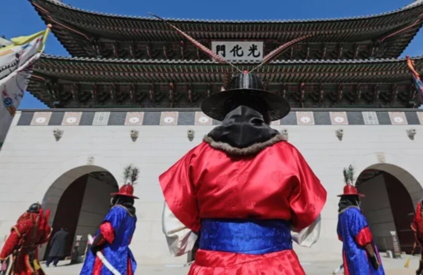 هرع لحماية الملكة فكشف شخصيتها للقتلة!