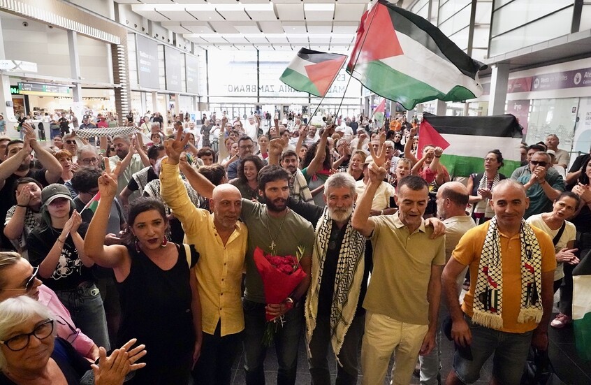 نائب بولندي شارك في "أسطول الصمود" يتهم إسرائيل بسوء معاملة النشطاء