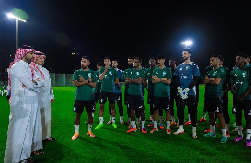 وزير الرياضة السعودي يحذر لاعبي "الأخضر" من منتخب إندونيسيا