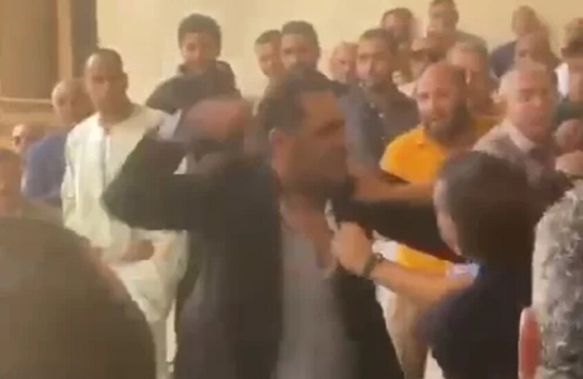 مصر.. عراك على باب المحكمة أثناء الترشح لانتخابات البرلمان (فيديو)