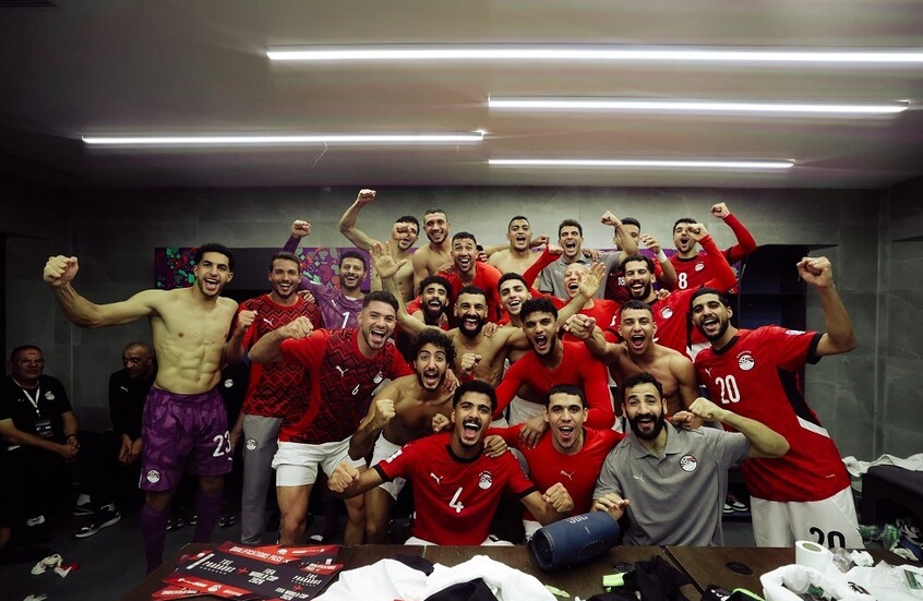 "إيه اليوم الحلو دا".. غناء ورقص محمد صلاح ولاعبي منتخب مصر احتفالا بالوصول لمونديال 2026 (فيديو)