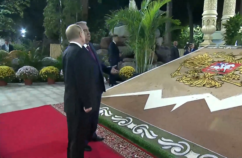 هدية غير عادية ونزهة في الحديقة النباتية.. أول يوم لبوتين في طاجيكستان