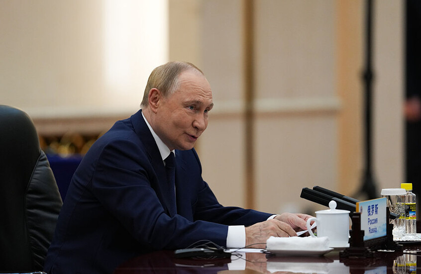 رئيس الإمارات ينشر صورة لبوتين مهنئا إياه بعيد ميلاده