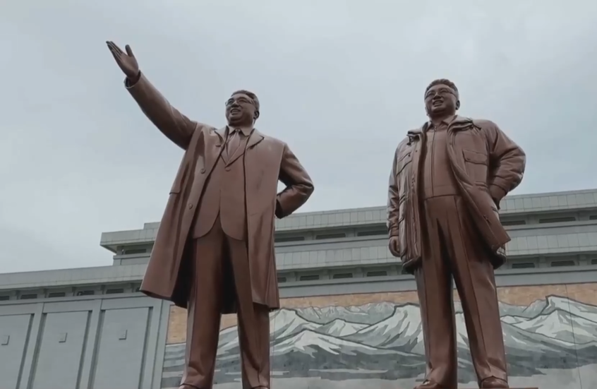 مدفيديف يكرم ذكرى جنود الجيش السوفيتي وزعمي كوريا الشمالية السابقين في بيونغ يانغ