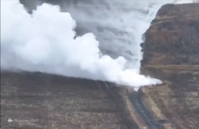 مشاهد لخط أنابيب أمونيا فجرته القوات الأوكرانية أثناء انسحابها