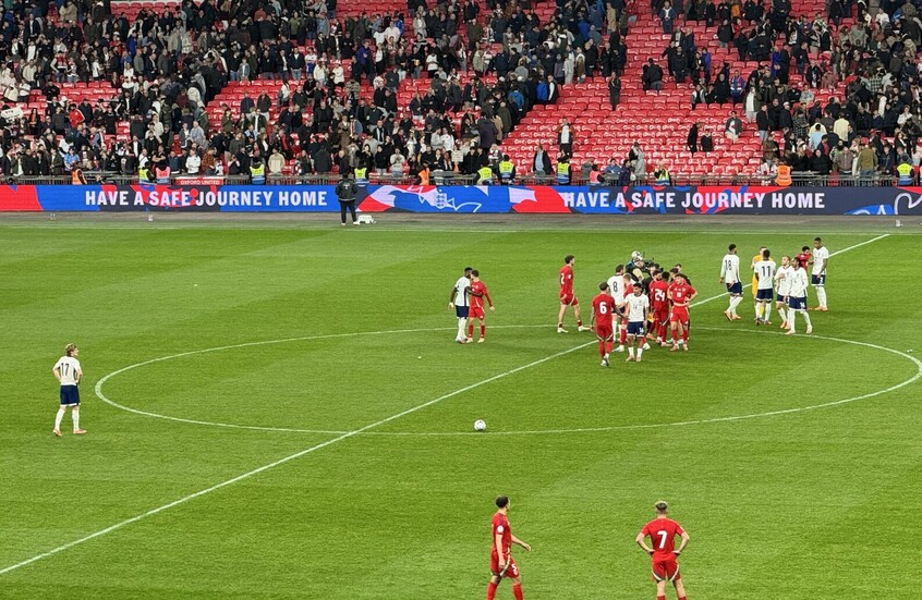 سر غياب الأسماء عن قمصان لاعبي إنجلترا وويلز