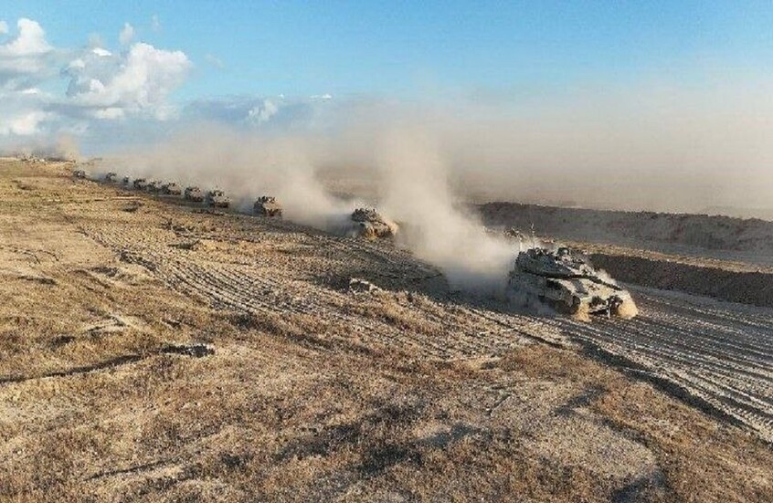 مشاهد لبدء انسحاب الجيش الإسرائيلي من غزة تزامنا مع قصف جوي لأطراف المدينة