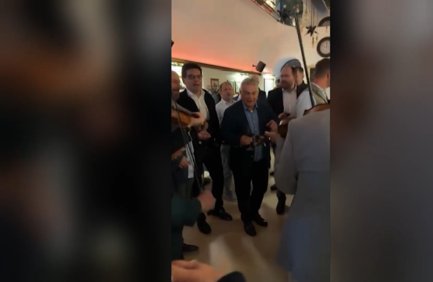 رصد فيكتور أوربان وهو يغني أغنية شعبية تقليدية قبيل مؤتمر للمجريين في رومانيا