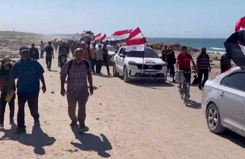 فلسطينيون يعودون لمدينة غزة حاملين أعلاما مصرية بعد وقف إطلاق النار