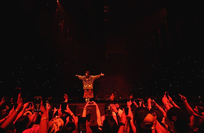 لقطات صادمة.. فنانة عالمية تتعرض لـ"هجوم" مفاجئ من أحد الحضور خلال حفل لها (فيديوهات)