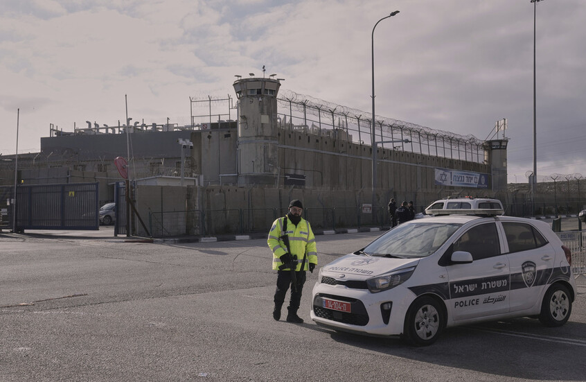 السلطات الإسرائيلية تبدأ بنقل الأسرى الفلسطينيين الذين سيتم إطلاق سراحهم (فيديو)