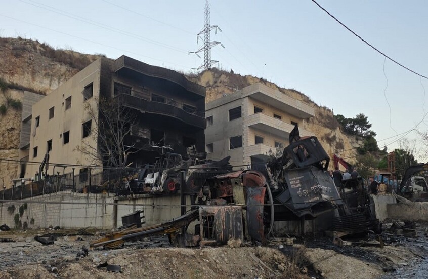 مقتل شخص وإصابة 7 في غارات إسرائيلية عنيفة على معارض لآليات ثقيلة جنوب لبنان (فيديوهات)