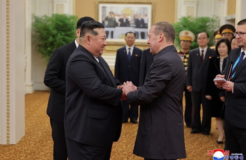 مدفيديف يشيد بتضحية الجنود الكوريين الذين دافعوا عن الأراضي الروسية