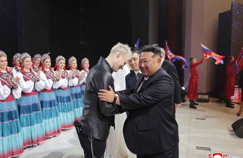 كيم يقف وقفة إجلال أثناء أداء أغنية روسية تمجد بطولات الجنود الروس والكوريين (فيديو)