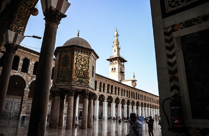 دمشق.. خطة للحفاظ على الطابع التاريخي للمسجد الأموي بعد اكتشاف اسم الأسد الأب على المئذنة (صورة)