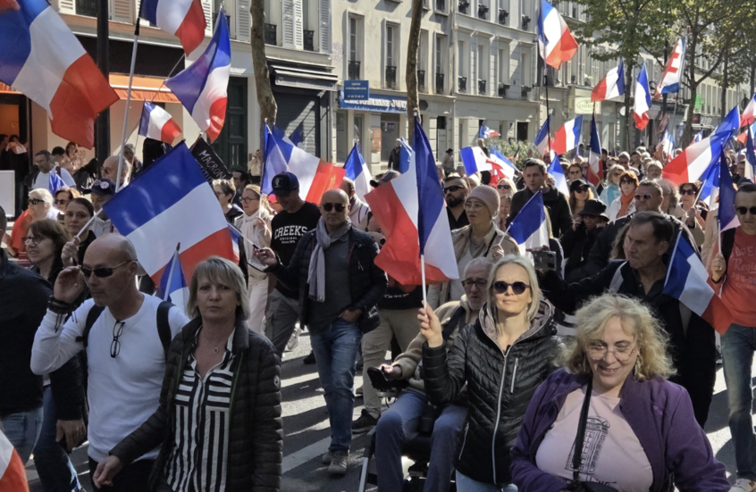 باريس: مظاهرة تطالب باستقالة ماكرون وخروج فرنسا من الاتحاد الأوروبي والناتو