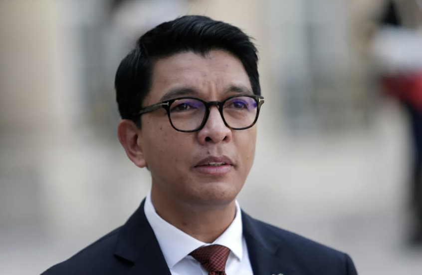 رئيس مدغشقر يغادر العاصمة وسط تصاعد الاحتجاجات ورفض الجيش أوامر قمع المتظاهرين