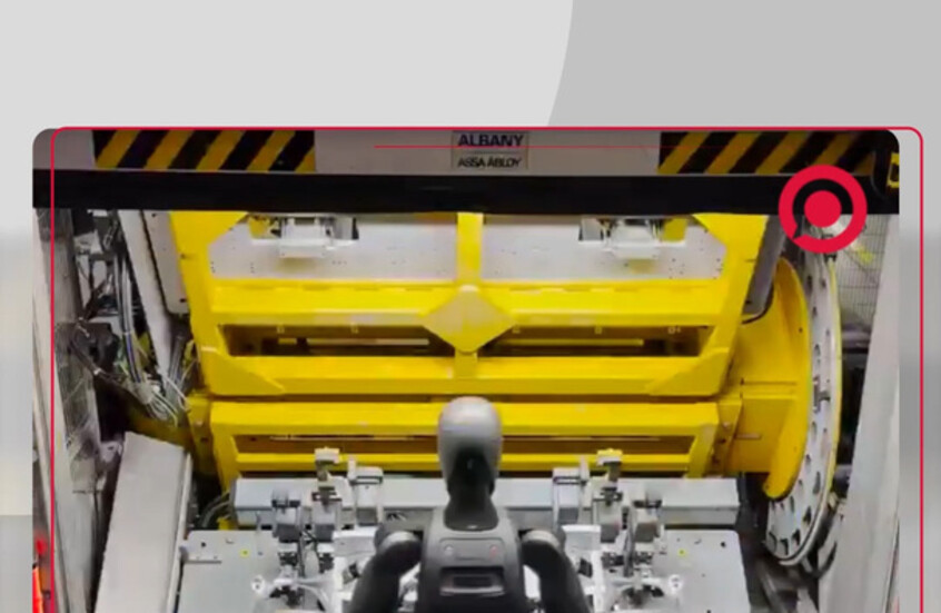 أول روبوت عامل في مصنع سيارات