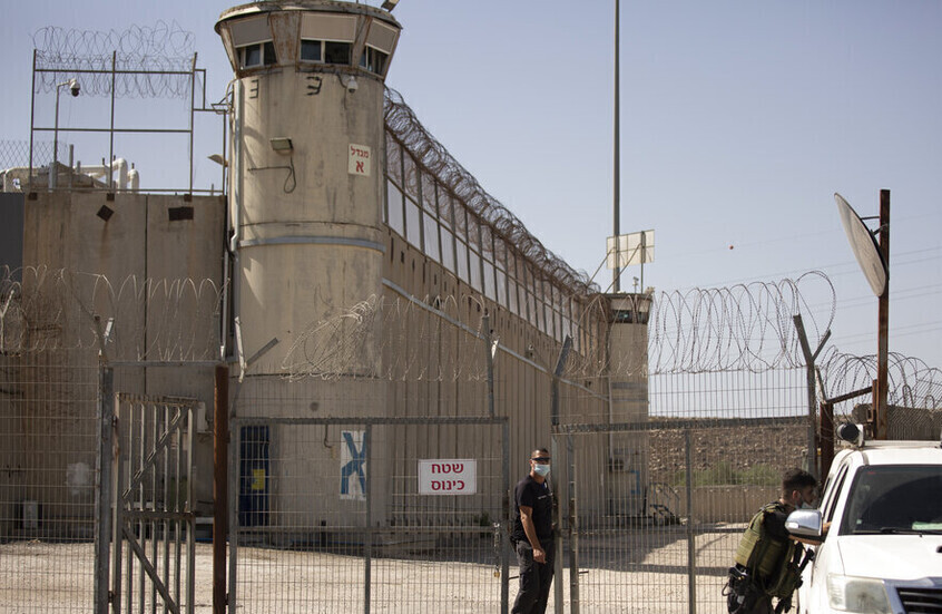 مصلحة السجون الإسرائيلية: أسير فلسطيني مدرج في صفقة التبادل يهاجم سجّانة في سجن النقب