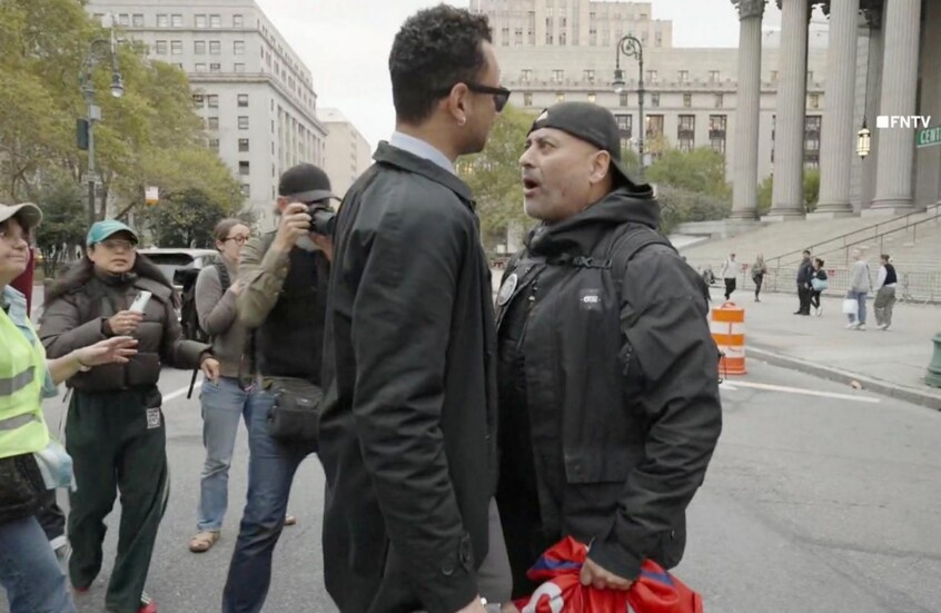 اشتباك وشتائم في مانهاتن.. محتج يهاجم مرشحا لمنصب عمدة نيويورك ويتهمه بدعم "حزب الله" (صور+ فيديو)