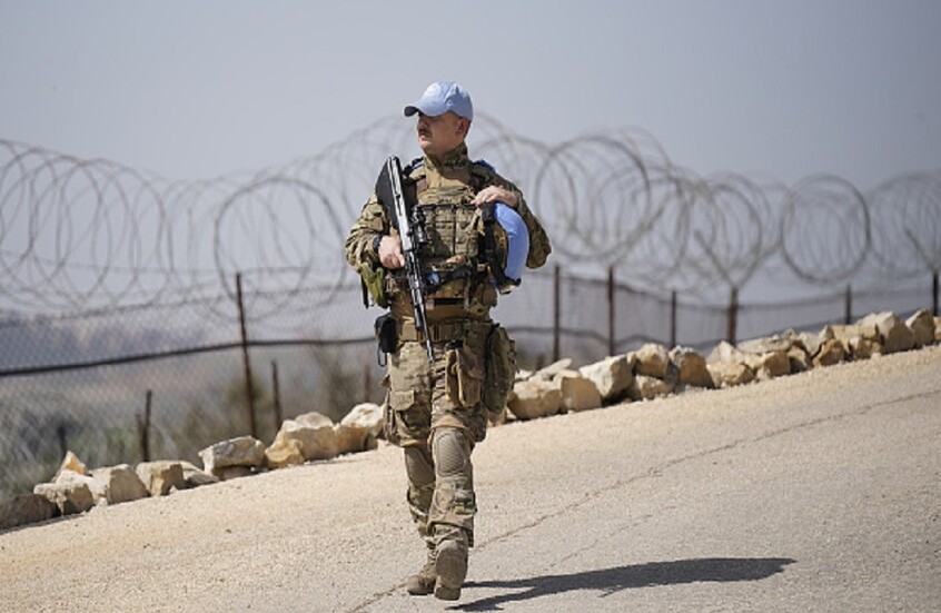 "اليونيفيل": إصابة جندي بقنبلة ألقتها مسيّرة إسرائيلية قرب موقع لنا في جنوب لبنان