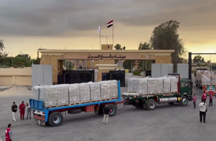 بدء دخول شاحنات المساعدات الإنسانية وصهاريج الوقود إلى قطاع غزة عبر معبر رفح