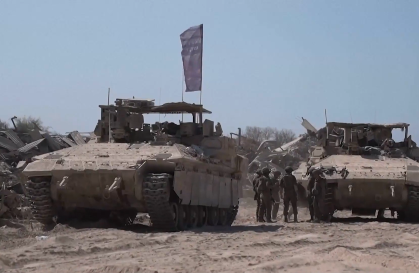 الجيش الإسرائيلي يوثق انسحاب المدرعات إلى خطوط جديدة في قطاع غزة