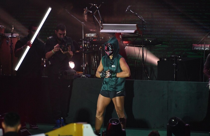 مقاتلة تخنق منافستها بشراسة في نزال دموي (فيديو)