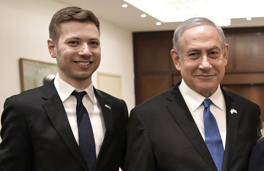 نجل نتنياهو يهاجم قطر وآخرين على خلفية صيحات الاحتجاج ضد والده