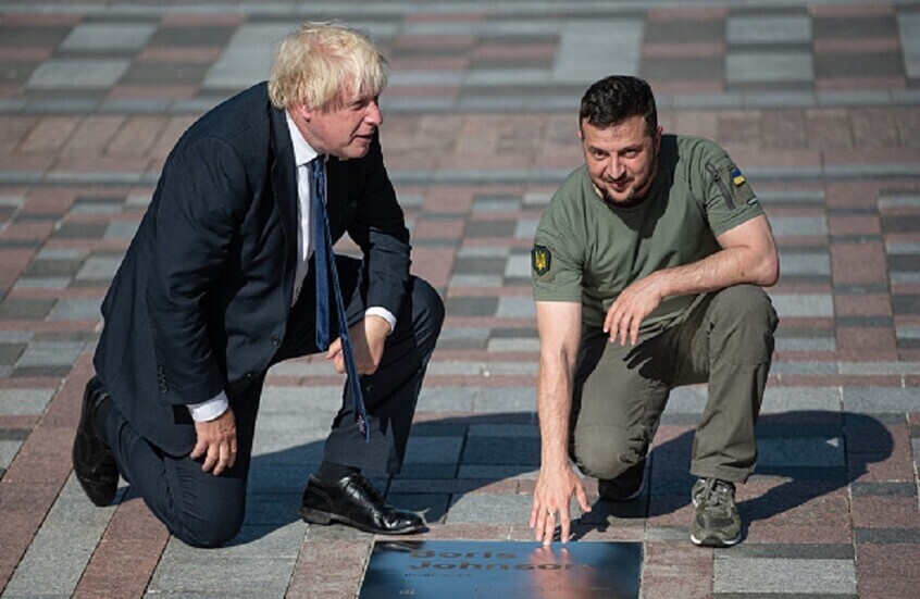 جونسون وفضيحة المليون جنيه.. إطالة أمد الحرب في أوكرانيا هي لتمويل الطائرات المسيرة!