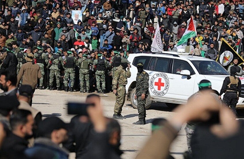 إعلام عبري: إطلاق سراح الأسرى الإسرائيليين من غزة يبدأ صباح الاثنين على دفعتين
