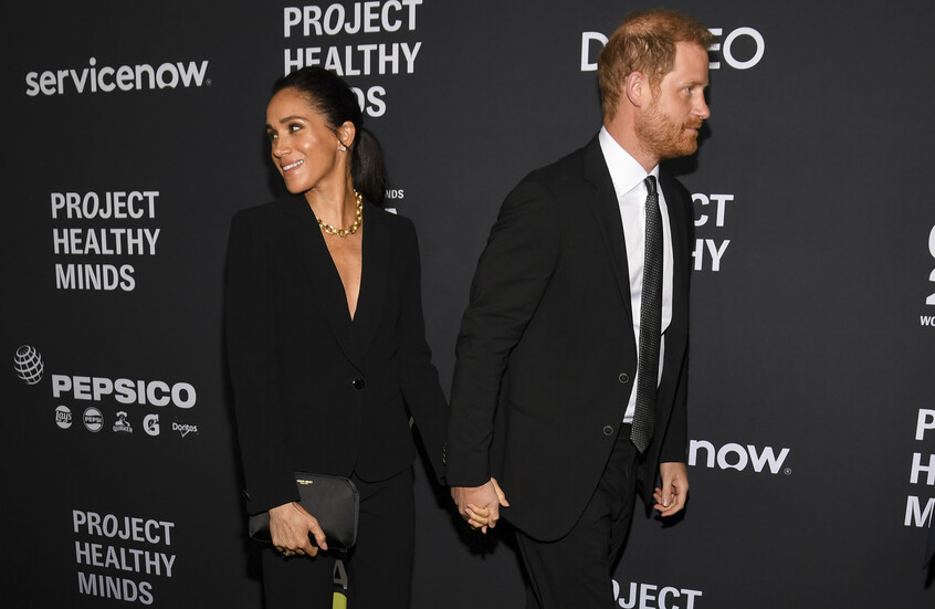 "وضع يده على مكان حساس من جسدها".. لحظات محرجة للأمير هاري مع زوجته ميغان ماركل بنيويورك - فيديو