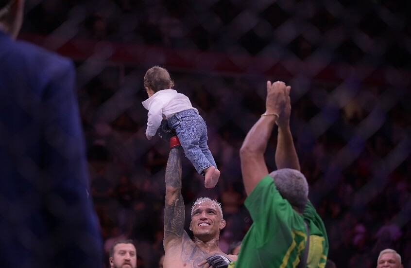 شاهد.. المقاتل "الشرس" أوليفيرا يسحق متحديه