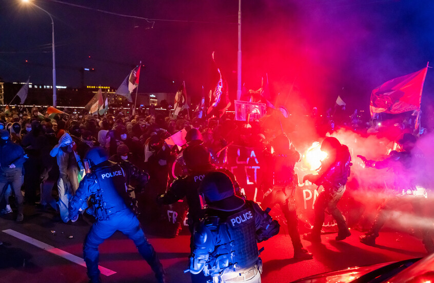 اشتباكات عنيفة في العاصمة السويسرية برن خلال مظاهرة مؤيدة لفلسطين..(فيديو)