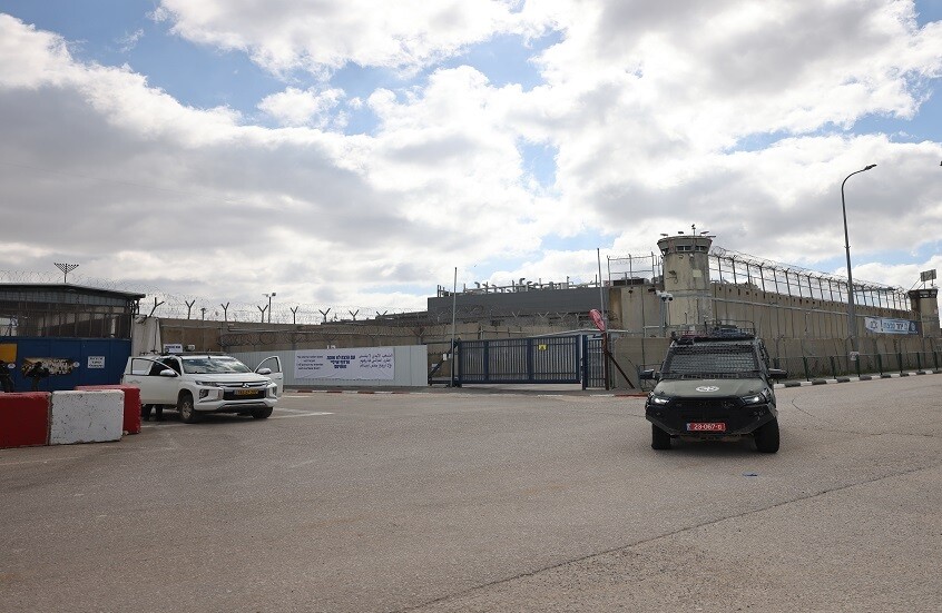 بالفيديو.. انطلاق حافلات لنقل أسرى فلسطينيين تمهيدا لإطلاق سراحهم